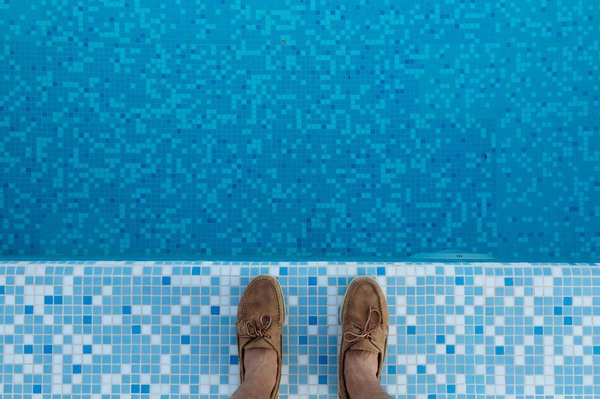 Quels sont les avantages d'une piscine avec un système de déshumidification intégré?