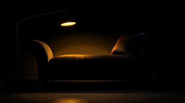 Chaises noires : 10 designs pour transformer votre déco intérieure